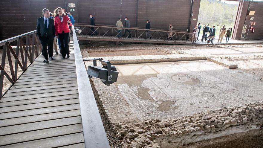 Rosa Ana Rodríguez y Emiliano García-Page en el parque arqueológico de Carranque (Toledo)