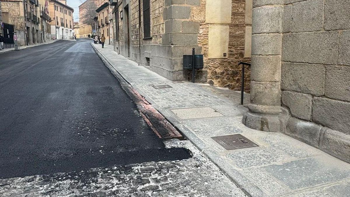 Asfalto encima del adoquinado histórico de Segovia: la solución "temporal" del Ayuntamiento ante el deterioro de una calle