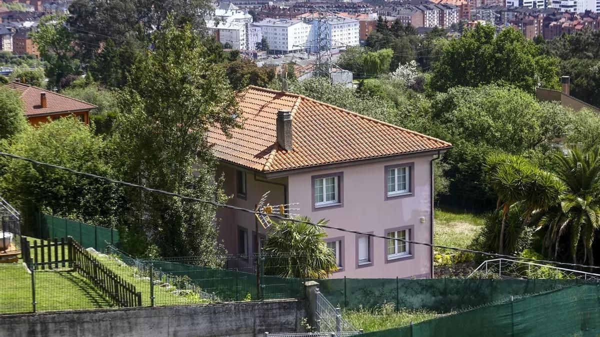 La denominada policialmente como 'casa de los horrores', ubicada en la zona rural de Oviedo/Uviéu, donde vivió aislada la familia.