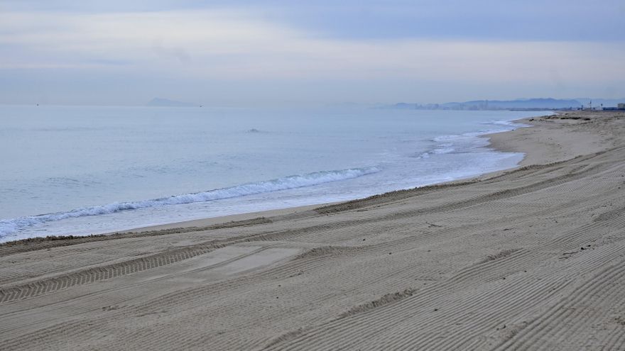 València acaba la limpieza de playas afectadas por la DANA y el resto se prevé para antes de Semana Santa