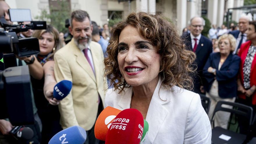 La vicepresidenta primera y ministra de Hacienda, María Jesús Montero, atiende a los medios.