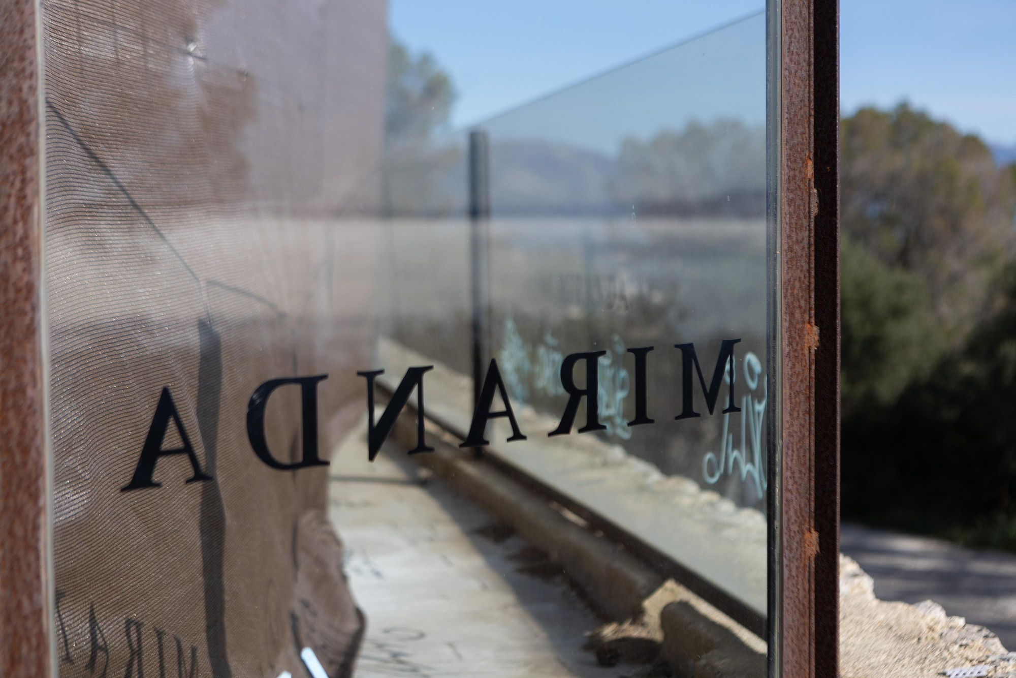 Letreros que aún lucen en las cristaleras con el nombre del antiguo restaurante
