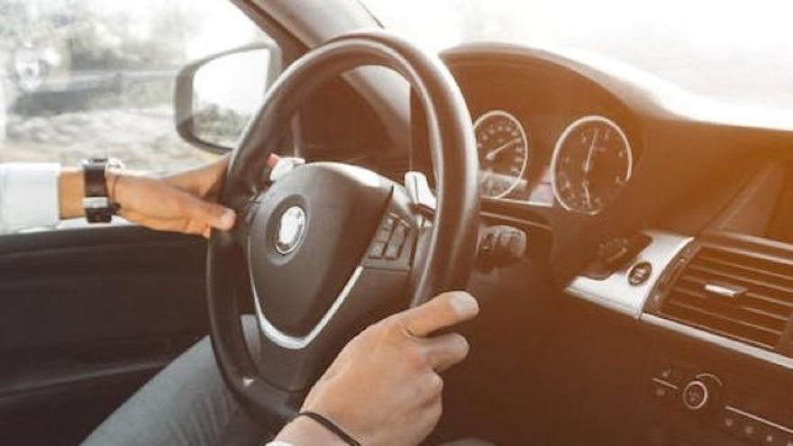 De conducir con guantes a comer mientras lo haces: acciones que te pueden costar una multa al volante