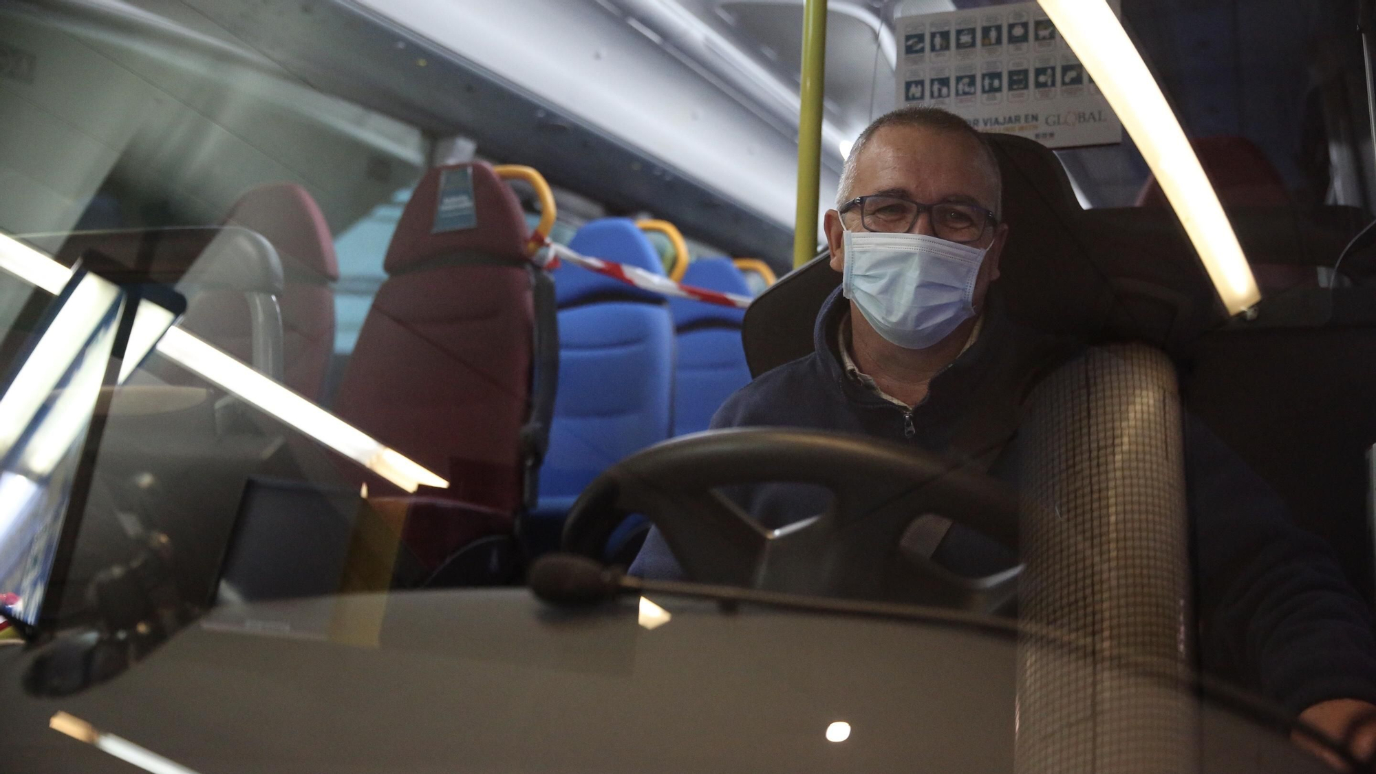Conductor de guagua Global en la Estación de San Telmo. (Alejandro Ramos).