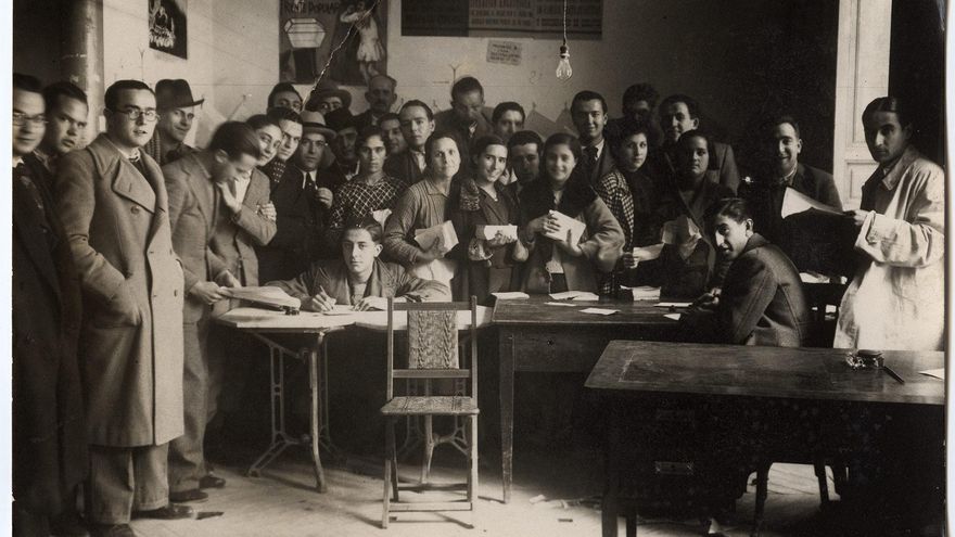 Mujeres y hombres junto a una mesa electoral en Albacete durante las elecciones de febrero de 1936 (Fondo Luis Escobar , AHP Toledo)