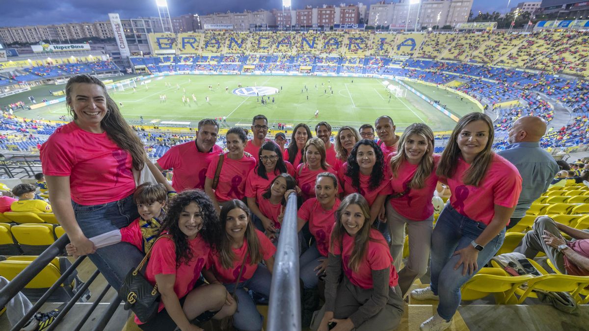 La 'marea rosa', en el estadio de la Unión Deportiva.