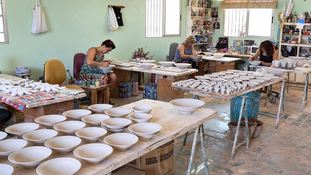 Artesanas decorando a mano piezas de cerámica elaboradas en la Alfarería Eusebio Lario. ARTESANÍA REGIÓN DE MURCIA