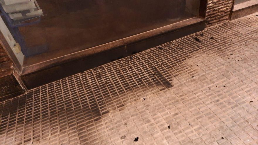 Zócalo de la ventana incendiada de la sede de Podemos en Cartagena, en la madrugada del dos de abril.