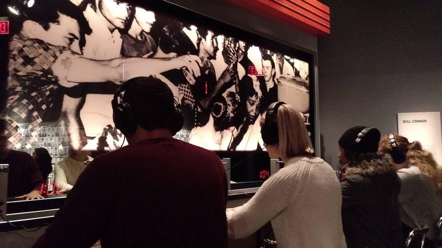 Instalación que representa un mostrador de bar para hacer vivir a los visitantes, a través de sonidos y vibraciones, la violencia que recibían las personas negras cuando acudían a determinados establecimientos en los años 60