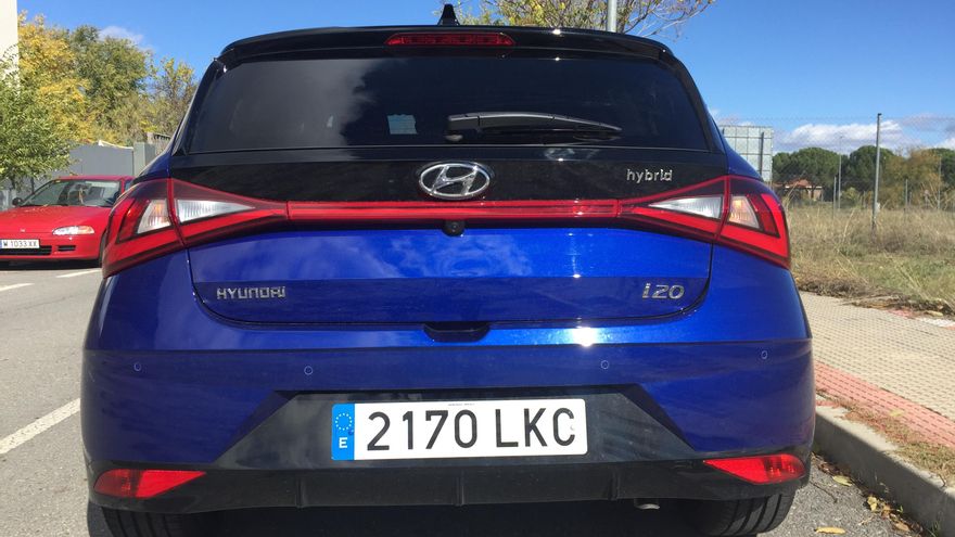 Zaga rompedora con los pilotos unidos por una banda luminosa