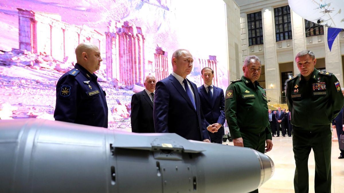 El presidente ruso, Vladímir Putin, durante la visita en 2018 a una exposición temática con motivo de la conferencia militar práctica sobre los resultados de la operación especial en Siria. Segundo por la izquierda: Sergei Chemezov.