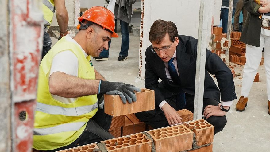 Almeida exigirá más años de residencia en Madrid para acceder a viviendas públicas al cambiar el reglamento de la EMVS