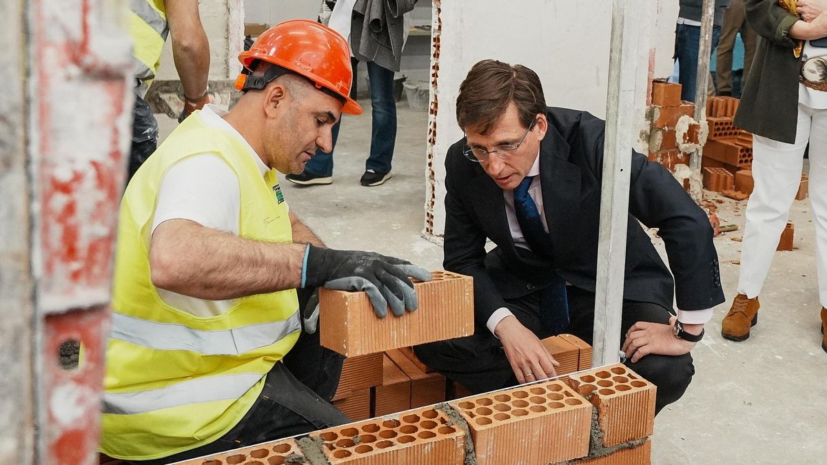 Almeida exigirá más años de residencia en Madrid para acceder a viviendas públicas al cambiar el reglamento de la EMVS