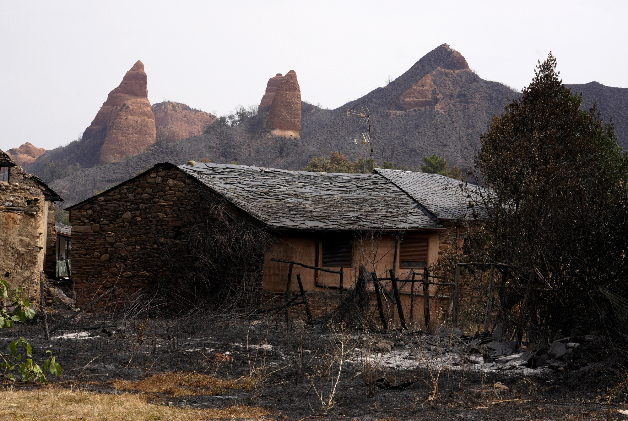 Las Médulas y sus pueblos enseñan los rescolgos de su tragedia, en imágenes