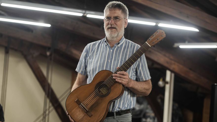 Fiestas, suicidio, tablaos y restauraciones: la historia de la guitarra de Julio Romero de Torres