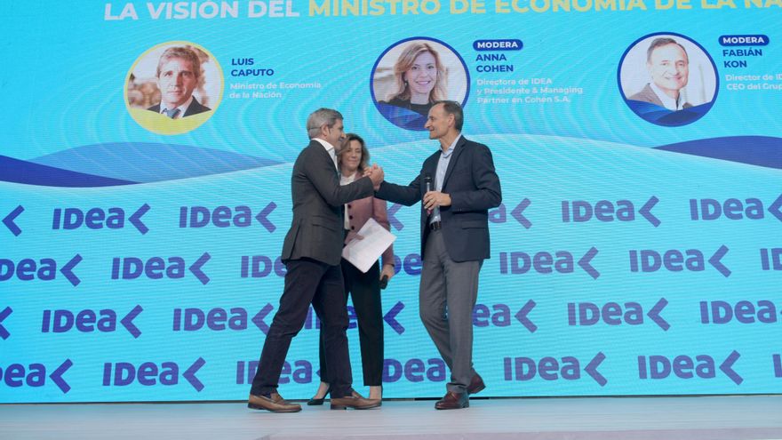 Caputo tacha a los K de "delincuentes", empresarios lo vivan y Perez Companc ve luz al final de túnel