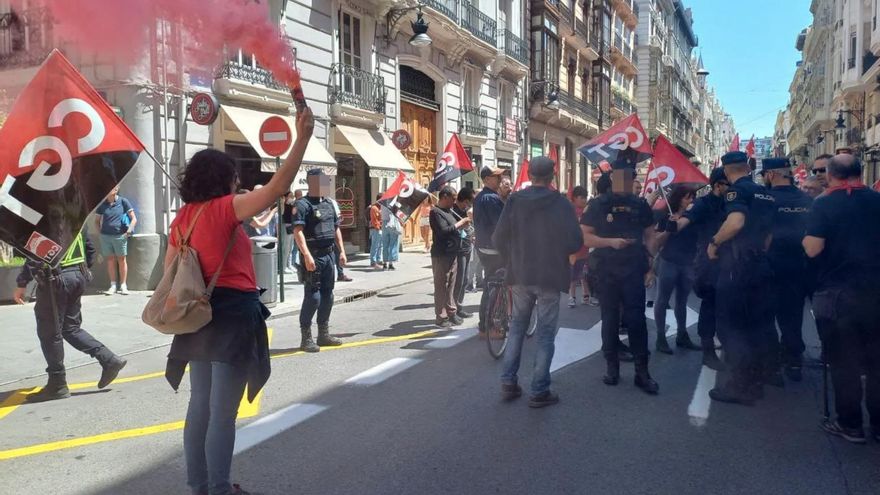 Archivada una multa de la 'ley mordaza' impuesta a tres sindicalistas de CGT por usar pirotecnia el 1 de Mayo en Valencia