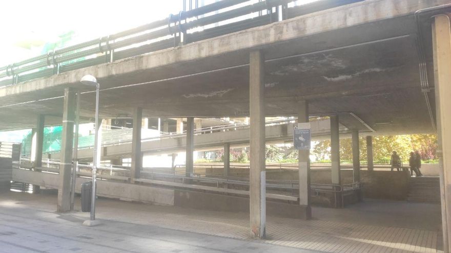 Rampas que hay que subir para llegar a la alltura de la oficina de empleo