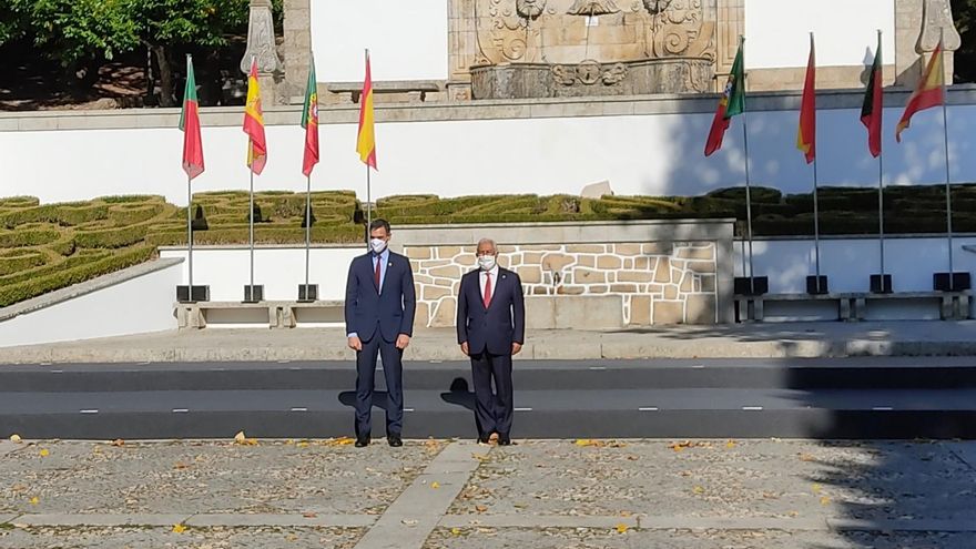 El presidente del Gobierno, Pedro Sánchez, con el primer ministro portugués, Antonio Costa, en la XXXI Cumbre Hispano-Lusa