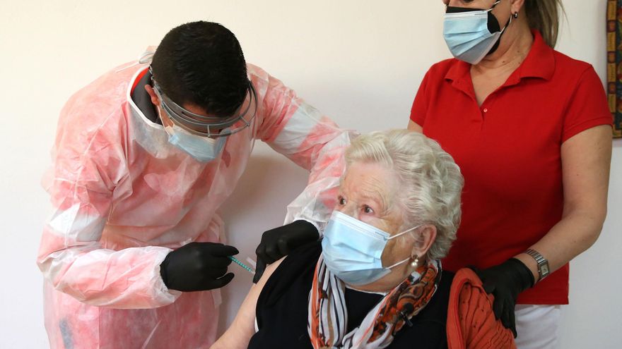 Juana Ribón, de 79 años, la primera vacunada de Valladolid.