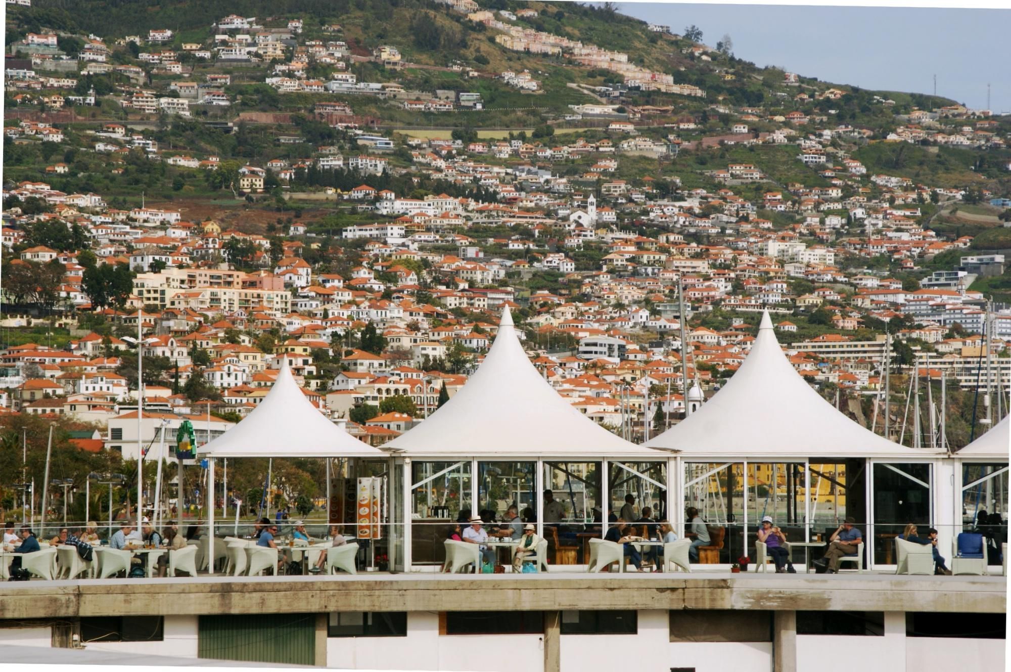 Restaurantes de la zona portuaria de Funchal, con sus laderas escarpadas al fondo