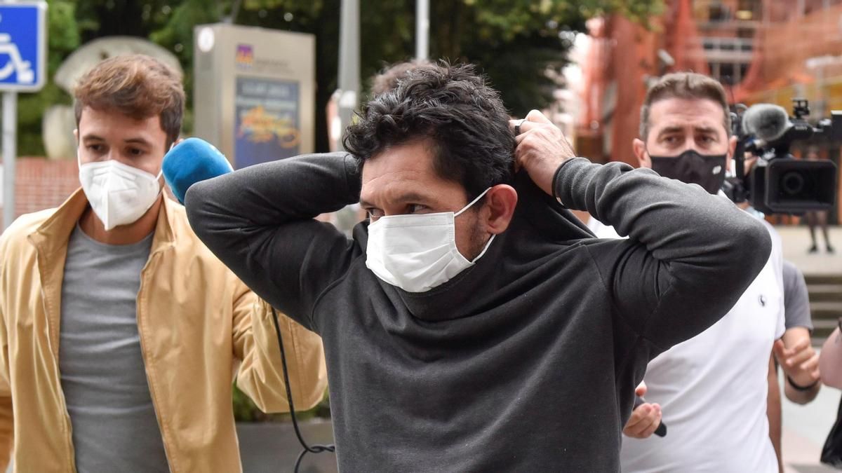 Uno de los tres acusados por agredir en grupo a un joven la madrugada del pasado domingo en Amorebieta (Bizkaia) abandona este viernes los juzgados de Durango (Bizkaia) tras prestar declaración ante el juez y quedar en libertad con cargos.