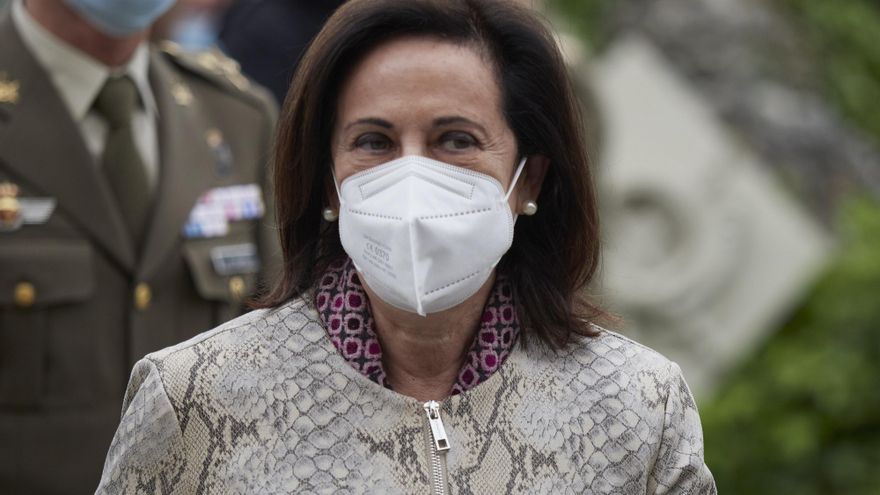 La ministra de Defensa, Margarita Robles, durante un acto en homenaje al cabo fallecido del Regimiento de Infantería América 66, a 3 de mayo de 2021, en el Acuartelamiento de Aizoáin, Berrioplano, Navarra, (España). La ministra trasladará sus condolencias