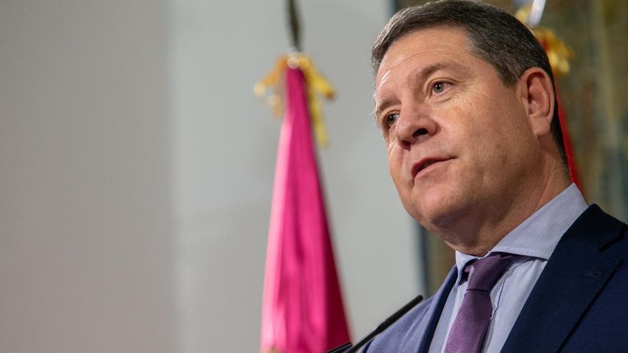 El barón García-Page, comentarista crítico de la política nacional que apenas responde preguntas en Castilla-La Mancha