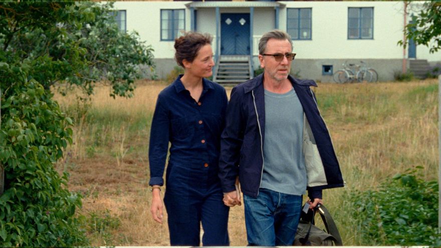 Tim Roth y Vicky Krieps en 'Bergman Island'