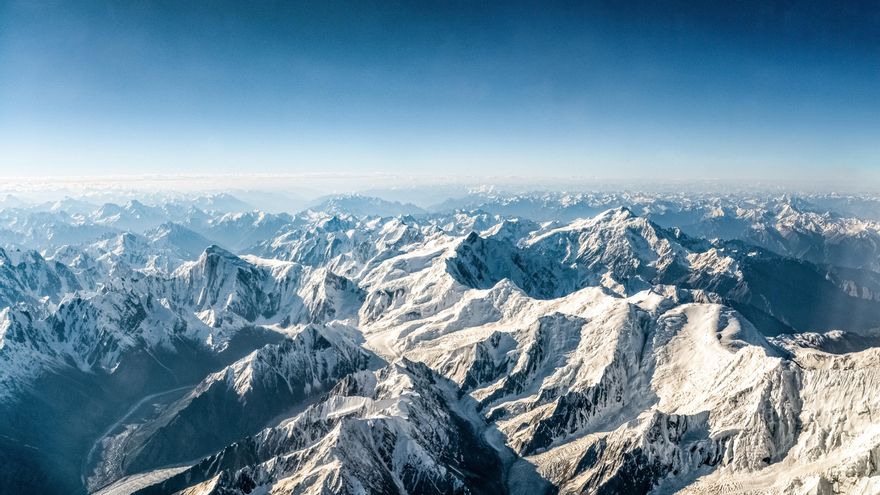 El Everest se ha convertido en el vertedero más alto del mundo y Nepal ya se ha hartado: esta es la nueva estrategia que pagará limpiezas profesionales