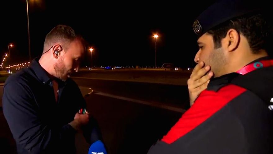 Un policía de Qatar obliga a un reportero de televisión a quitarse el brazalete del arcoíris del Mundial