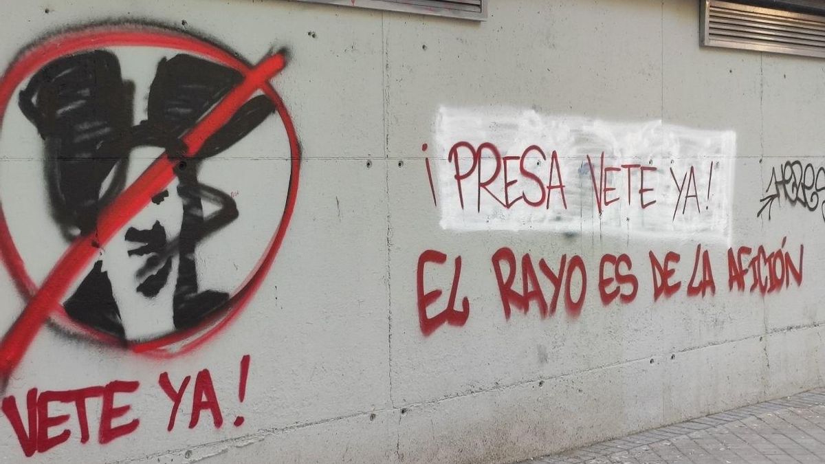 Pintada contra el presidente del Rayo Vallecano, Raúl Martín Presa, en las inmediaciones del Estadio de Vallecas.