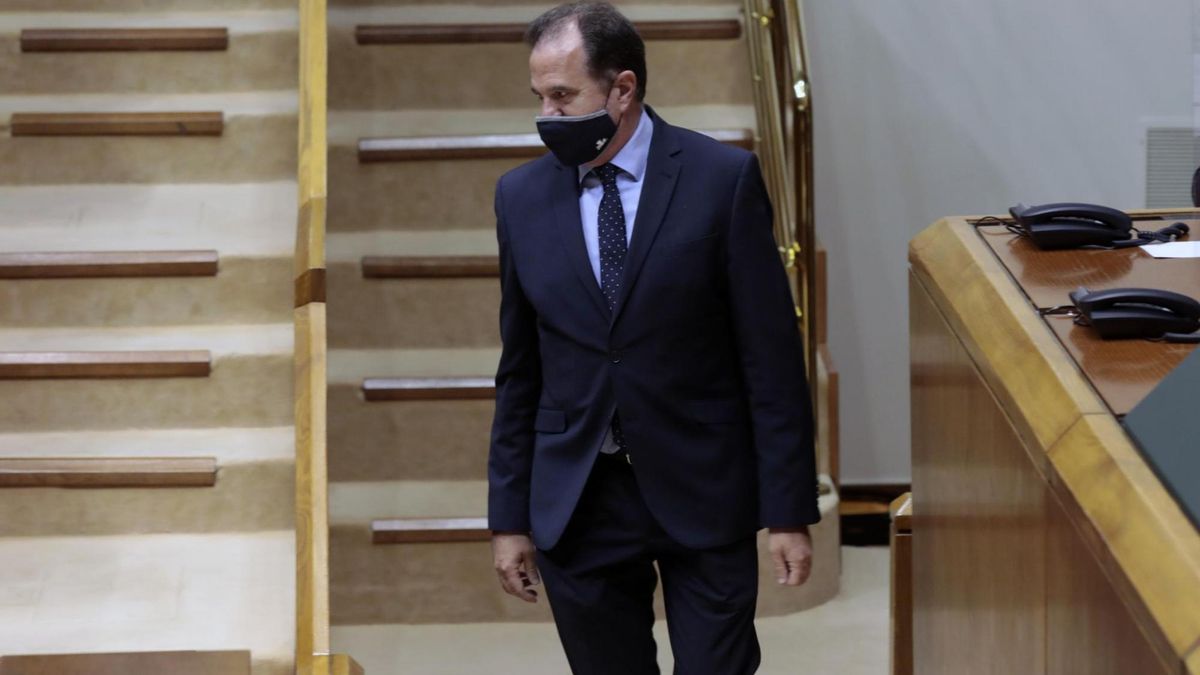 Carlos Iturgaiz, líder de PP+Cs, en el hemiciclo