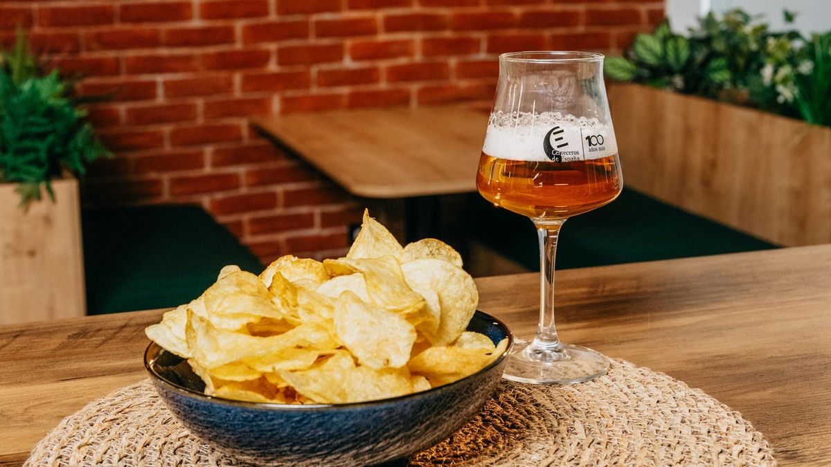 Patatas, aceitunas y frutos secos, picoteo preferido en Castilla-La Mancha: aquí tienes la guía para maridarlo con cerveza