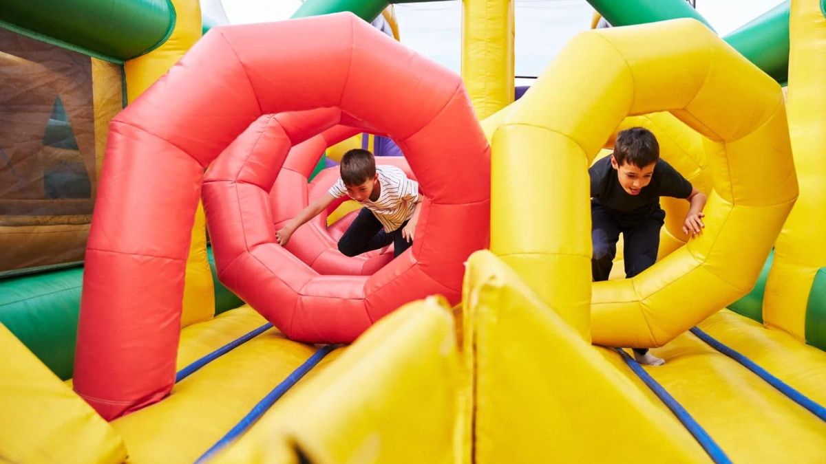 Dos niños en el parque hinchable Fun Box.