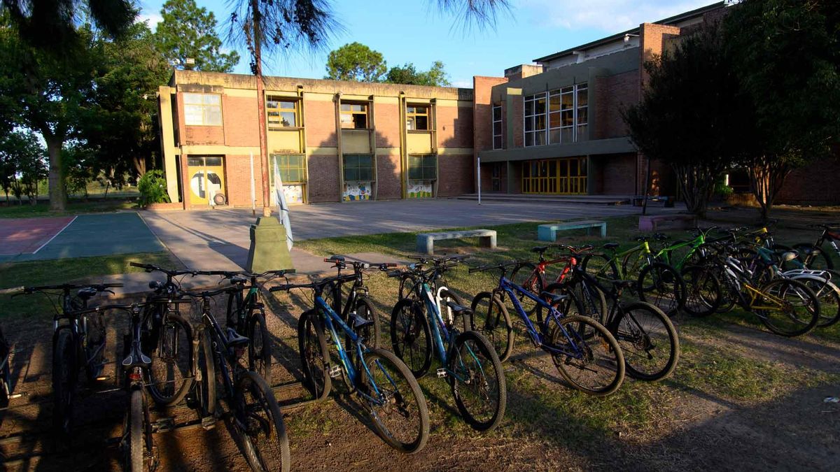 Las 50 bicicletas quedaron en el patio del colegio. Al escuchar el primer disparo, todos salieron corriendo.
