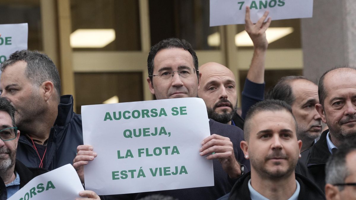 El comité de empresa de Aucorsa logra el compromiso del alcalde para aumentar la flota de autobuses