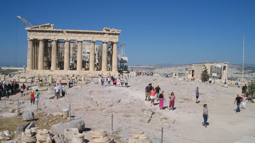 El Partenón preside la meseta de la Acrópolis de Atenas.