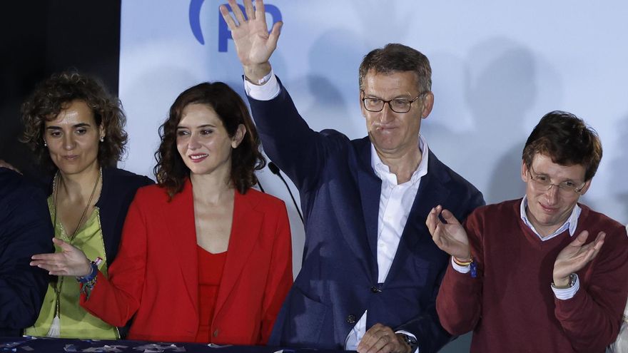 La presidenta de la Comunidad de Madrid y candidata a la reelección por el PP, Isabel Díaz Ayuso (2i), el alcalde y candidato a la reelección José Luis Martínez -Almeida (d) y el presidente del partido Alberto Núñez Feijóo (c)