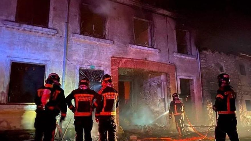 Efectivos del cuerpo de Bomberos de León sofocando un incendio en una vivienda en Las Bodas esta madrugada. // Bomberos de León