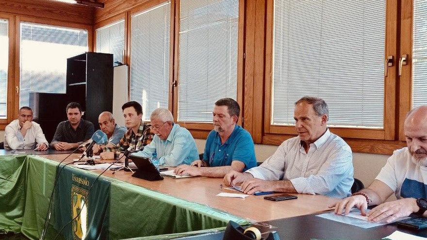 La comisión gestora con el nuevo presidente, el segundo por la derecha.