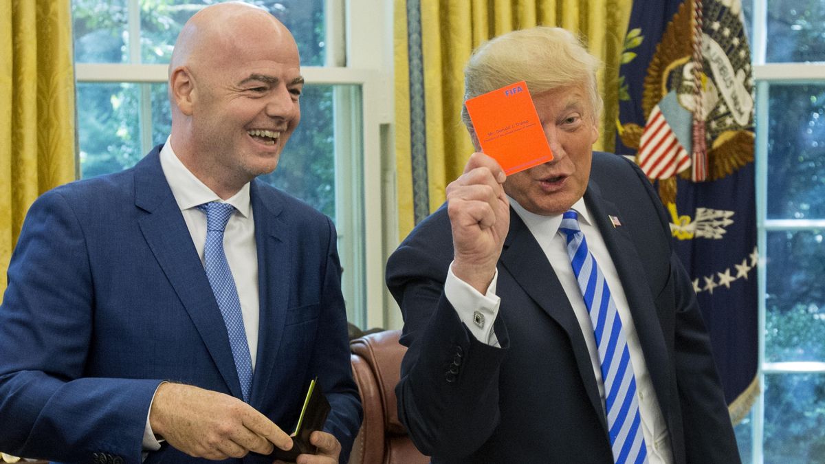 Trump enseña una tarjeta roja en un encuentro con el presidente de la FIFA, Gianni Infantino