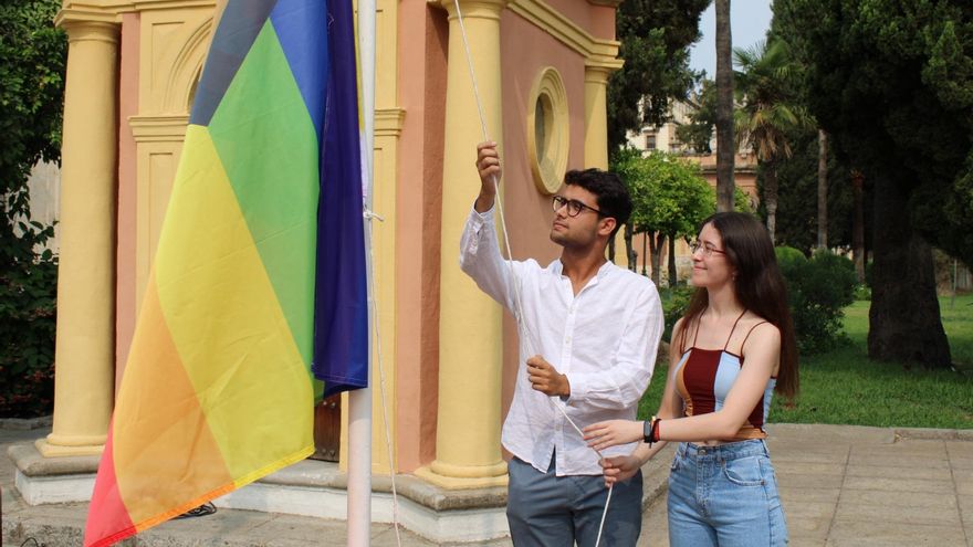 La Universidad de Sevilla iza por primera vez en su historia la bandera LGTBI a propuesta de su alumnado