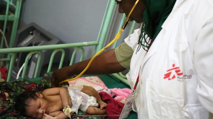 Koumba Soumaré, enfermera obstétrica con MSF en Ansongo, en medio de una consulta con un recién nacido en la unidad neonatal construida por MSF en 2017