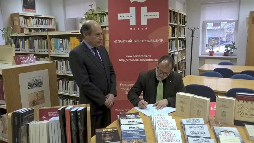 Perú dona un centenar de libros al Instituto Cervantes de Moscú