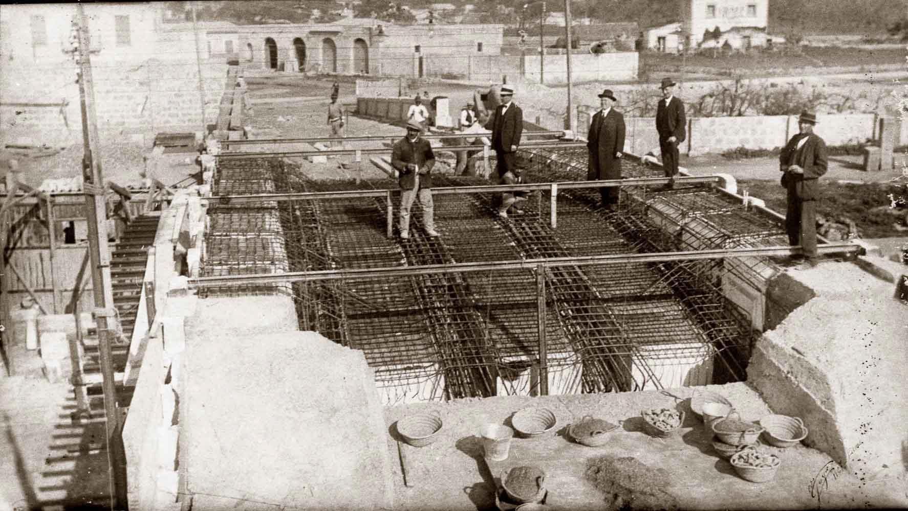 Gaspar Bennazar, al centre amb barret negre i abric, observant els treballs de construcció d'una de les seves obres més memorables: Pont des Tren, avui desaparegut en la seva forma original