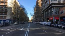 Imágenes de la Calle Orense del primer día sin colegios y con teletrabajo en Madrid.