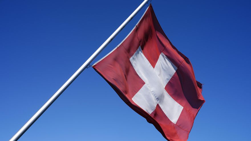 Una bandera suiza antes del partido de semifinales de la Eurocopa Femenina de la UEFA 2025 entre Inglaterra e Italia en el Stade de Genève.