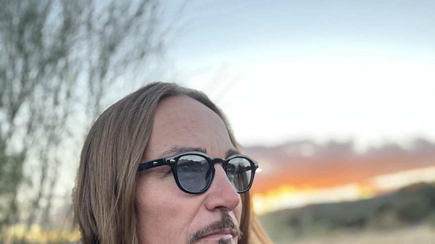 El músico Joel Reyes muestra su lado más rockero en su quinto disco, 'Ángeles y demonios'