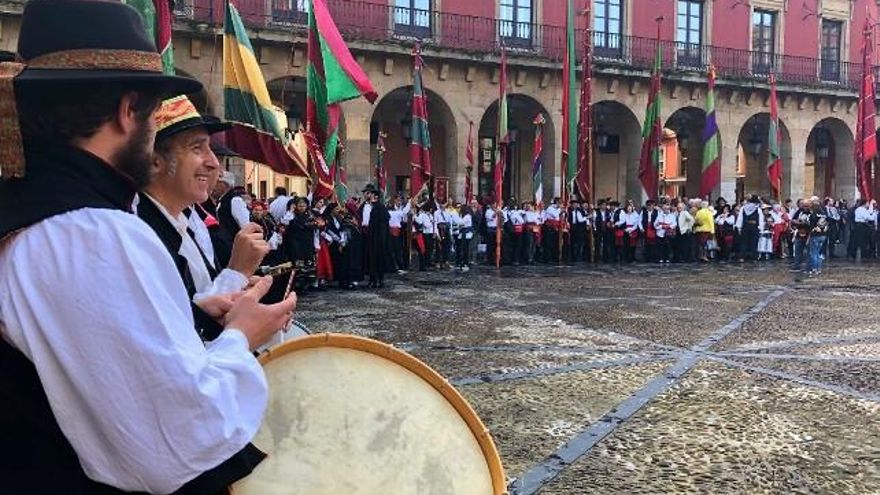 Leonesidad por los cuatro costados de la Plaza Mayor de Gijón.